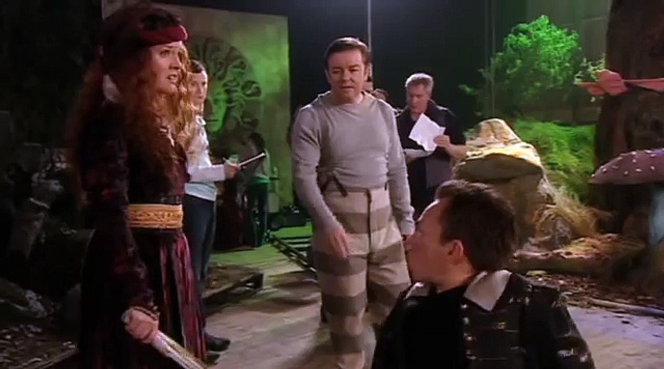 Extras - Ricky Gervais Kicks Warwick Davis in the Face - video Dailymotion