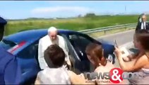 Papa Francesco si ferma a salutare una ragazza ammalata