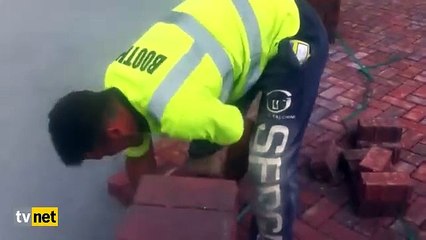 Makina gibi taş döşeyen adam