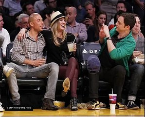 Jim Parsons y Kaley Cuoco  Lakers Game