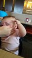 Ce bébé voit clair avec des lunettes pour la première fois