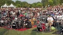 ألف إيطالي يؤدي أغنية لفرقة Foo Fighters الشهيرة لإقناعهم بالمجيء لمدينة شيزينا