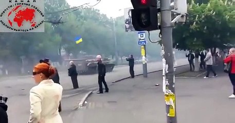ЭТО НАДО ВИДЕТЬ! Мариуполь: БМП жестко протаранил баррикаду! 9 05 14