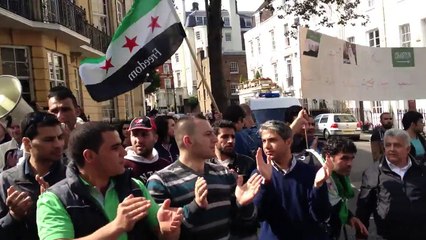 السوريين يفزعون لسفارة المملكة ويطردون شبيحة الاسد