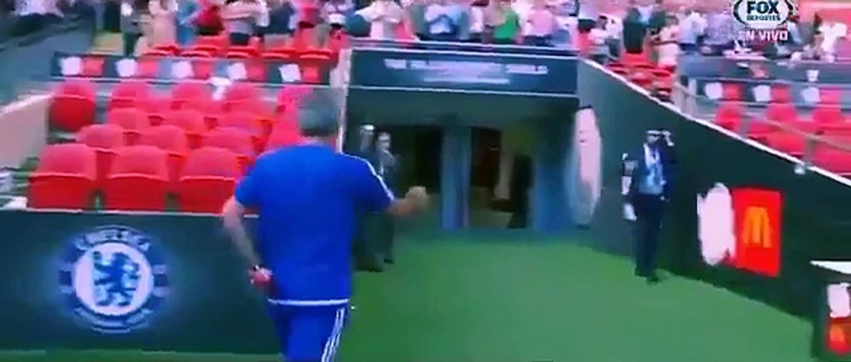 Mourinho lanza su medalla de subcampeón al público
