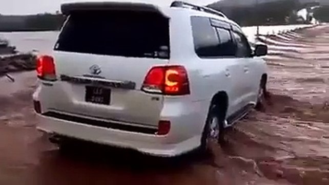 عمران خان جرات مند لیڈر سیلاب کے اندر ھے کسی میں اتنا حوصلہ