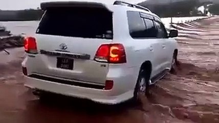 عمران خان  جرات مند لیڈر سیلاب کے اندر ھے کسی میں اتنا حوصلہ