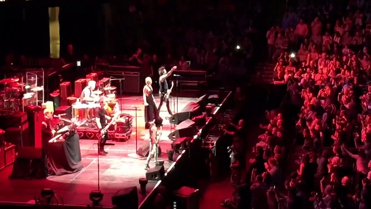 Joan Jett and Miley Cyrus - Crimson and Clover/I Hate Myself For Loving You (Live) - 5/2/2015