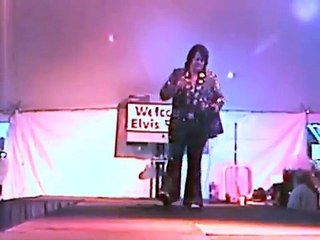 Open mic sings 'HURT' at Elvis Week (video)