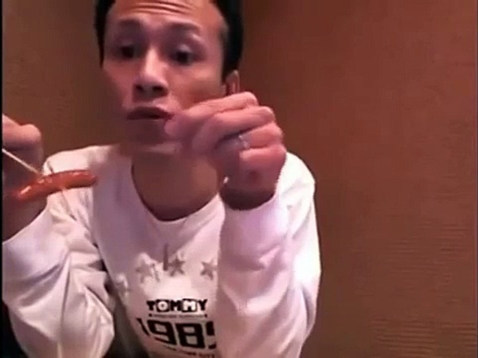ウインナーの正しい食べ方をレクチャーする元ヤクザの組長
