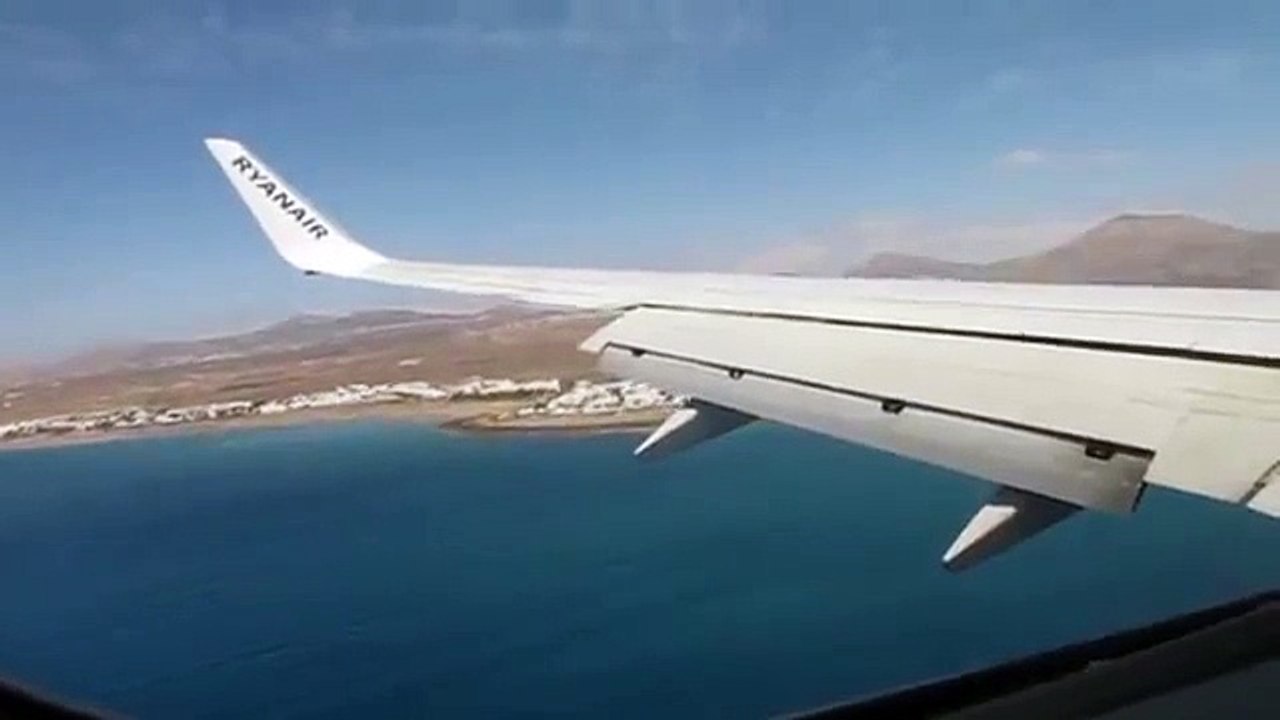 Ryanair 737 Landing in Lanzarote