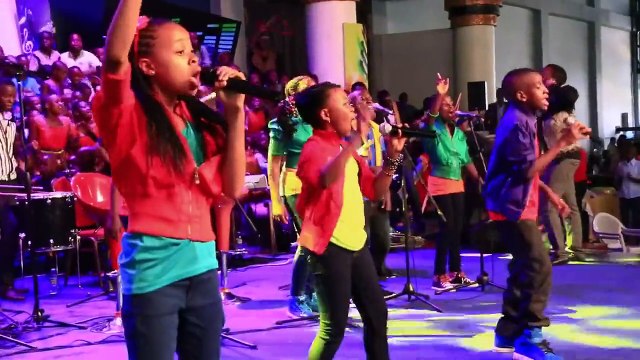 GOSPEL : « IL A VÉCU PARMI NOUS ET IL RÈGNE À JAMAIS ».