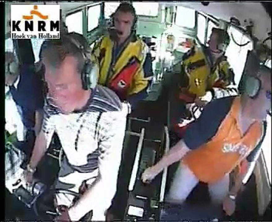 KNRM Hoek van Holland-Catamaran op sleep bij 6 Beaufort