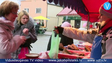 Jēkabpilī norit Ziemassvētku tirdziņš un tiek iedegta pilsētas galvenā Ziemassvētku egle