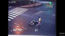 Accident de Moto en Chine - Personne ne daigne lui porter secours