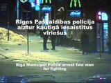 Rīgas Pašvaldības policija aiztur kautiņā iesaistītus vīriešus