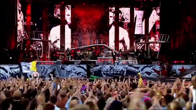 Robbie Williams - Let me entertain you (Live at Knebworth)