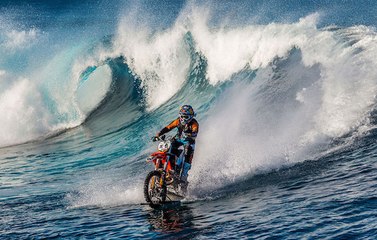 Il surf une vague géante avec...une motocross !