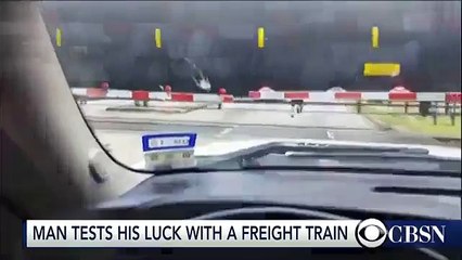 Un taré tente de traverser sous un train en marche