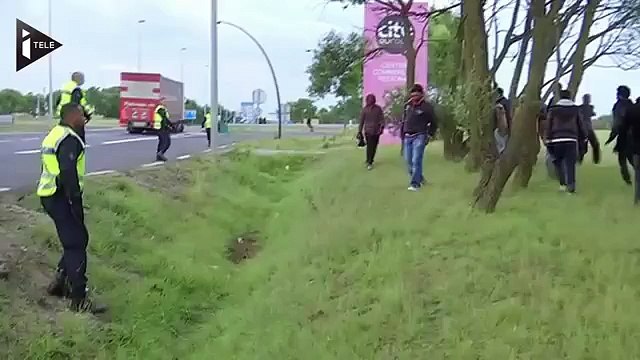Calais : les migrants prêts à tout au péril de leur vie
