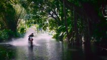 Robbie Maddison surfe les vagues tahitiennes à moto pour DC Shoes