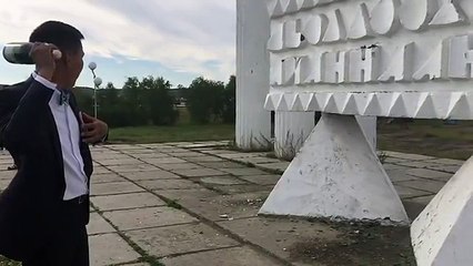 Une bouteille de champagne se rebelle - Marre de se faire casser la tête!!!