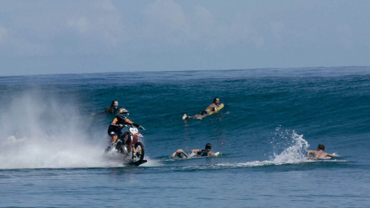 Le premier biker à surfer en moto - Grosse session de Dirt Bike - DC SHOES ROBBIE MADDISONS PIPE DREAM