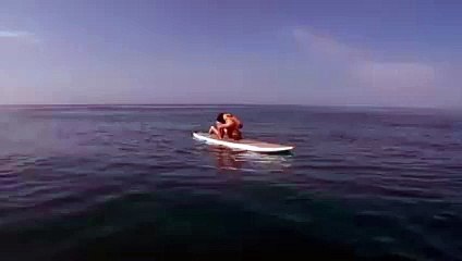 Sörf Tahtası Üzerinde Amuda Kalkan Kadın