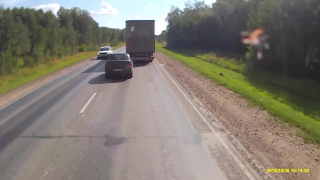 Quand un Russe oublie que sa voiture n'est pas assez puissante pour doubler un camion