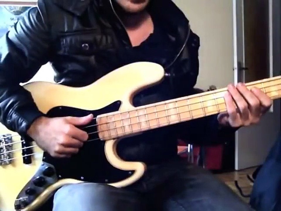 SLAP BASS SECRETS #1 of 8 [By Miki Santamaria] - The best slap lick EVER!! VICTOR WOOTEN STYLE