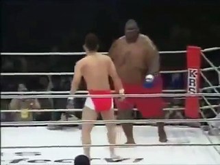 Luta incrível - Lutador de 300kg contra um de 75kg o.O