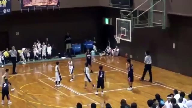 Un ado japonais réussit un shoot tout terrain au buzzer pour la victoire