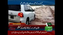 ‪Imran Khan‬ Crosses The Heavily Flooded Bridge