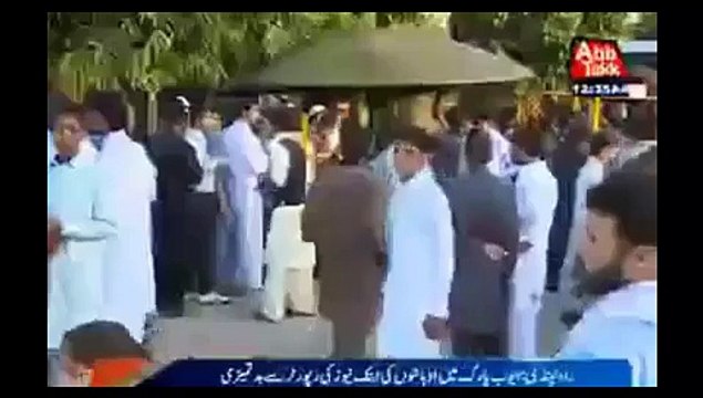 Latest , Pindi boys Touching Sama news Lady reporter-Funny Videos-Funny Pranks 3 Aug2015