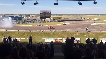 Moto Josh Brookes chute en célébrant sa victoire