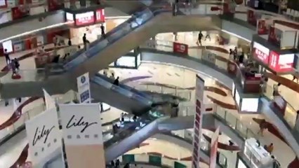 Hombre pierde pie en otro accidente de escalera mecánica