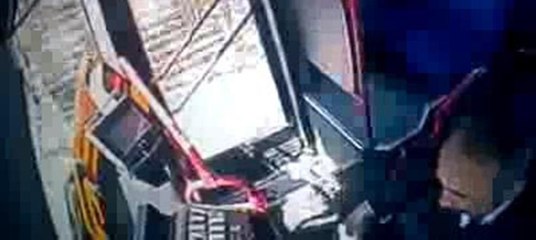 Otobüs şoförünün uykuya daldığı an kamerada