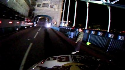Robbie Maddison rentre le Backflip sans les mains au dessus du Tower Bridge à Londres