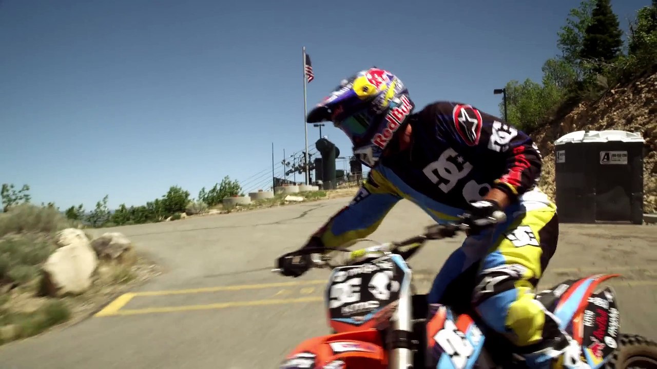 Robbie Maddison descend une piste de bobsleigh puis saute du haut d'un tremplin à ski