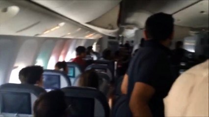 No AC in PIA Airplane and Some Passengers Lost Conscious.. Check out the Reaction of Passengers