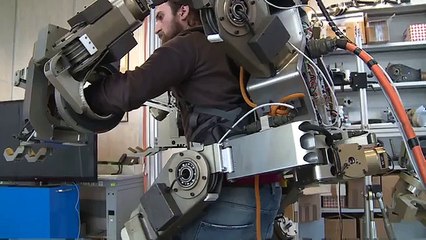 'Robo-suit' lets man lift 100kg