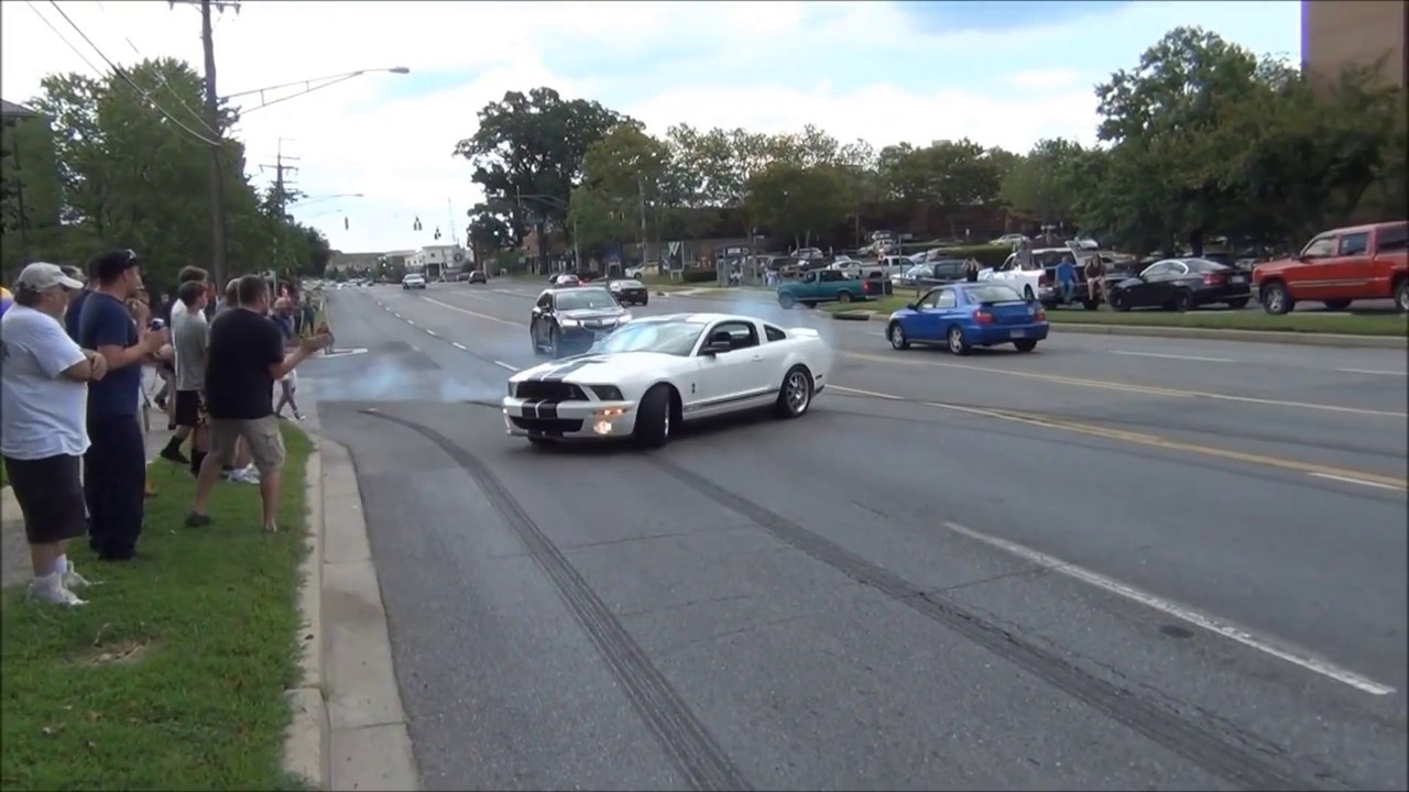 Un drift en Mustang se termine dans le public