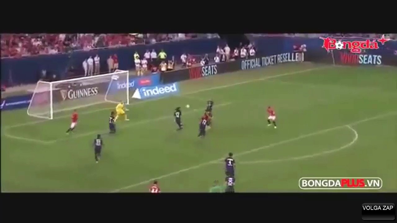 foot - trois adversaires dans le vent en même temps