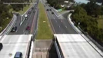 Dramatic video shows plane landing on busy New Jersey highway