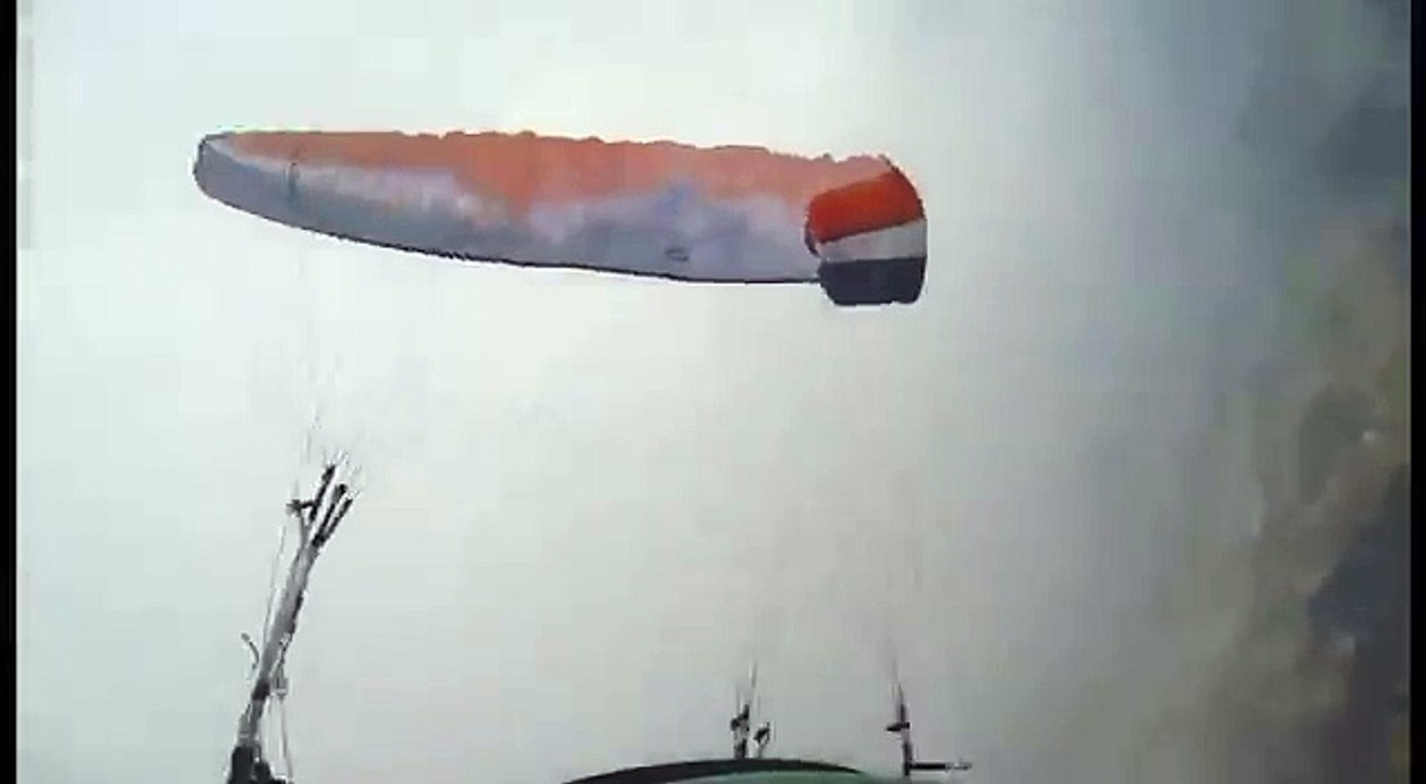 Extreme collapse in paraglider (extreme overreaction in a Ozone Alpina2 ML)