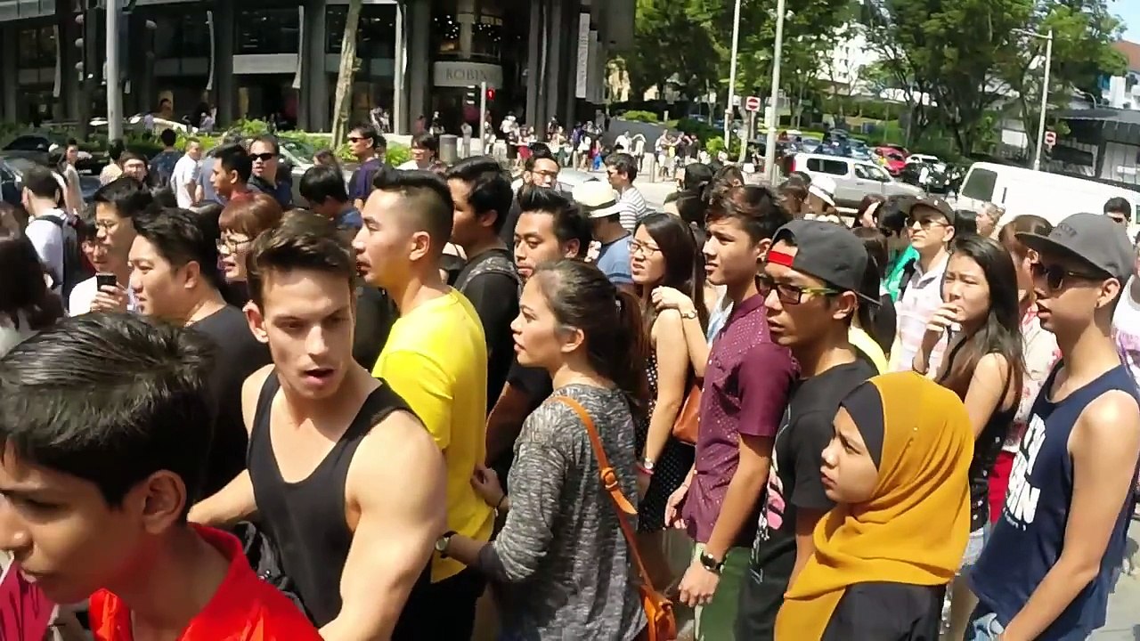 K-Pop Star PRANK in Singapore!!