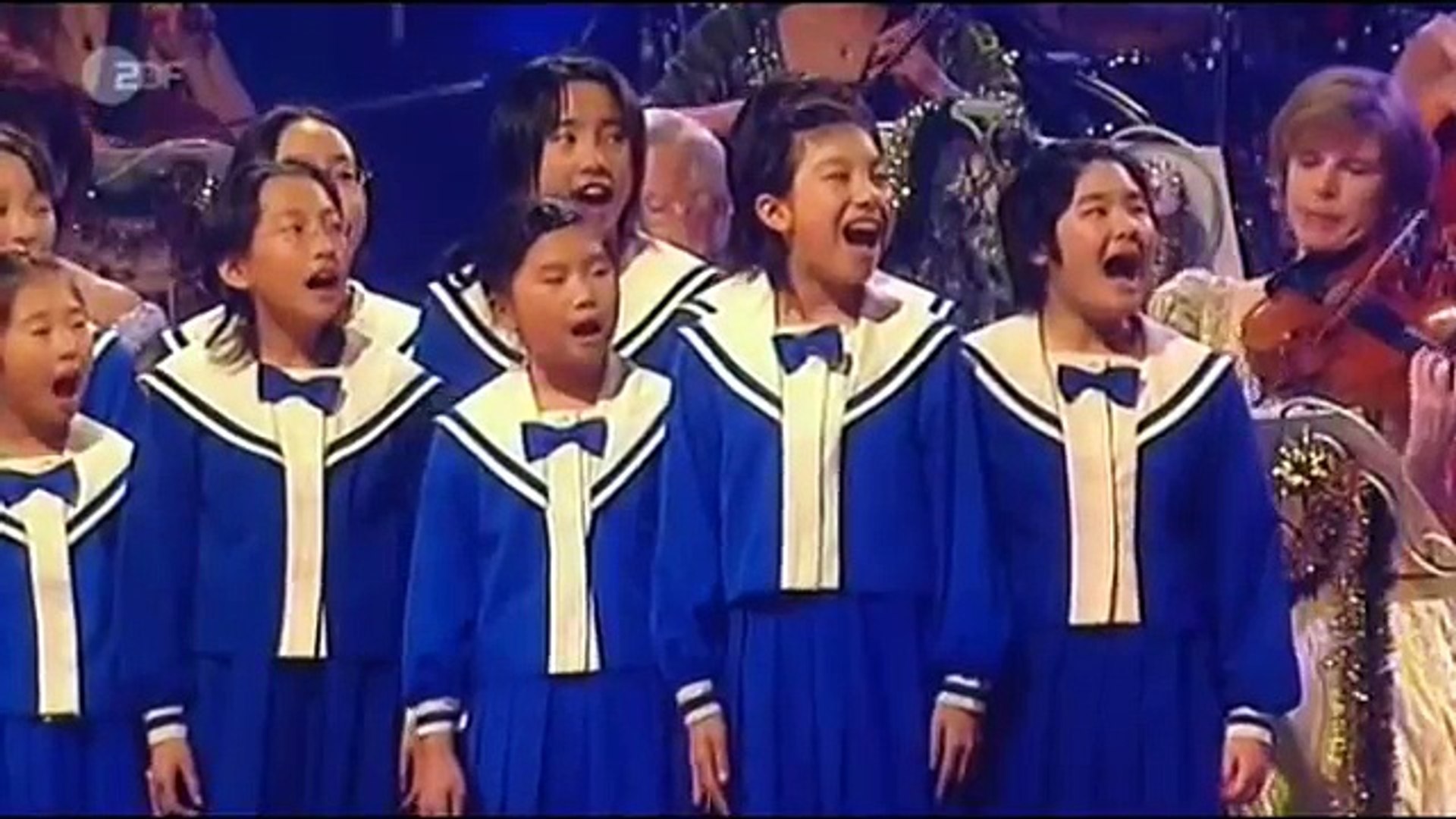 ⁣Andre Rieu & Japanese choir- Tulip song & Dendenra Ryu (Japanese Christmas songs)