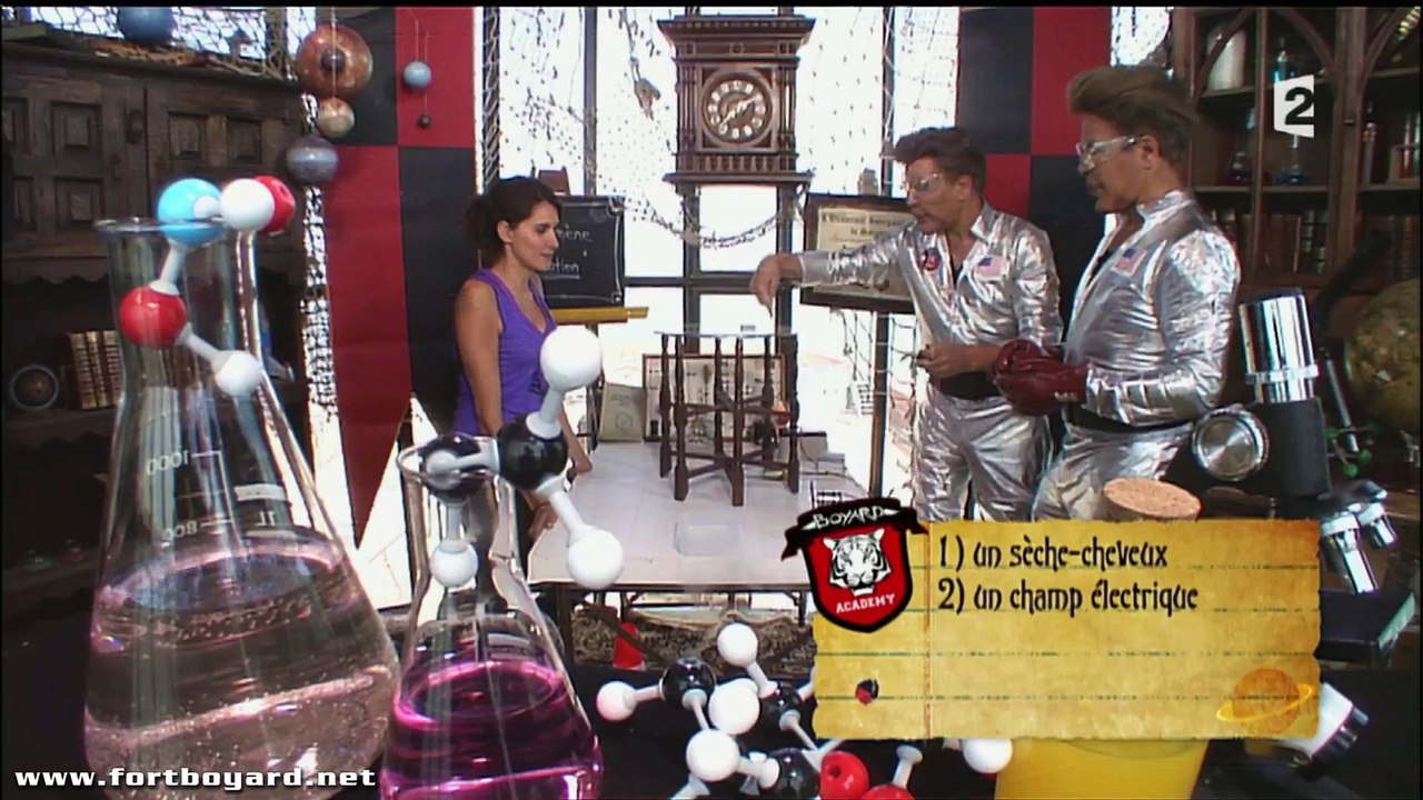 Fort Boyard 2015 : Fanny Agostini dans la Boyard Academy (Cours de sciences) face aux Frères Bogdanov (émission du 1er août 2015)