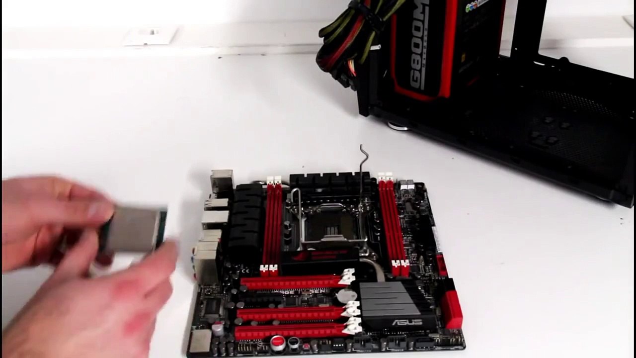 [Cowcot TV] Montage PC Micro ATX Bitfenix Colossus M