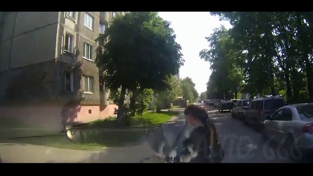 Des mamans prennent des risques en traversant la route avec leur enfant - compilation